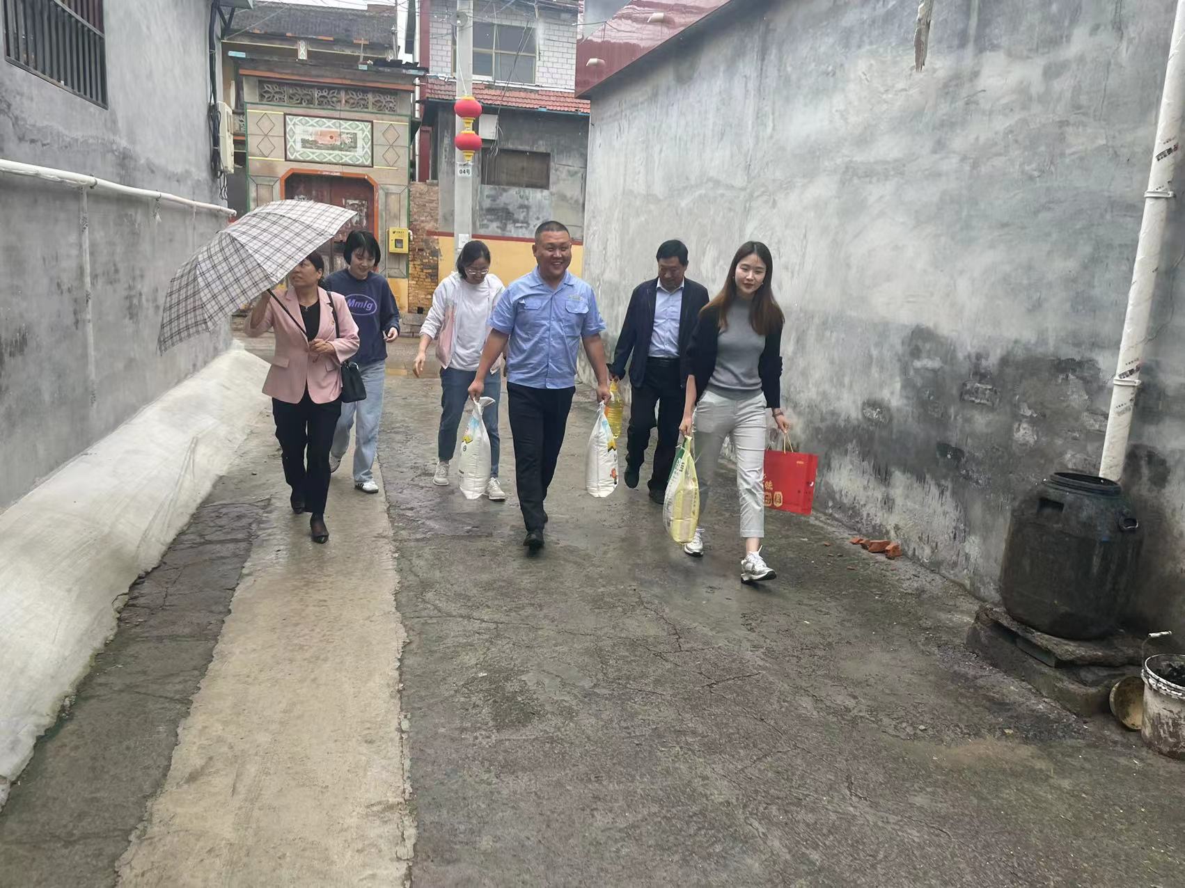 慶雙節(jié)不忘困難職工、送糧油傳遞支部關(guān)愛